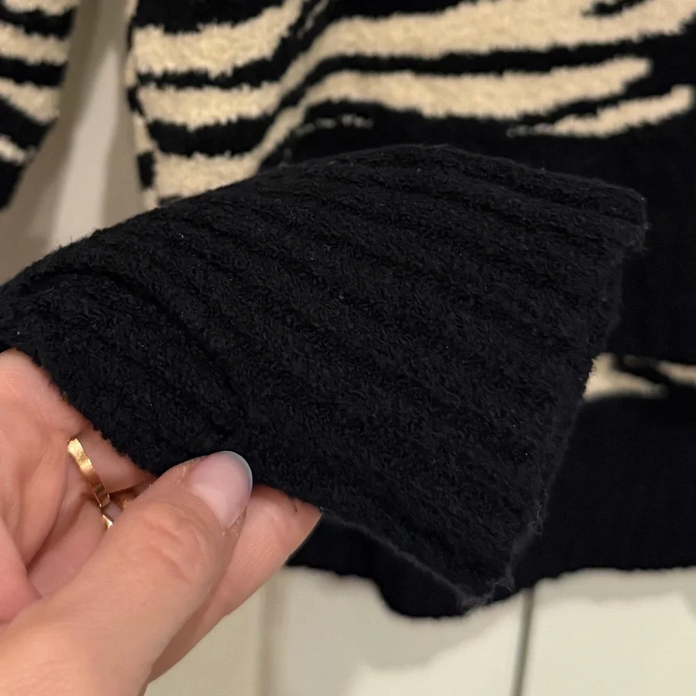 Nicholas K Zebra Print Off-Shoulder Sweater in Size XS Pima Cotton Luxurious